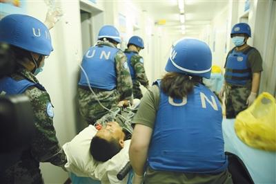 当地时间5月31日,在马里北部加奥,中国第四批赴马里维和医疗队救治袭击事件伤者。