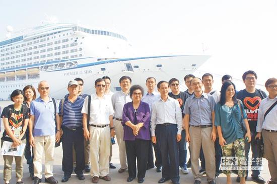 2013年8月10日，高雄市长陈菊（前中）到参观天津邮轮码头。（图片来自“中时电子报”）
