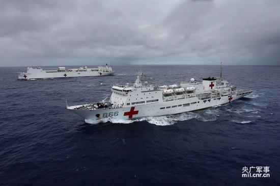 资料图:参加“环太平洋—2014”演习的中国海军和平方舟医院船与美国海军“仁慈”号医院船。