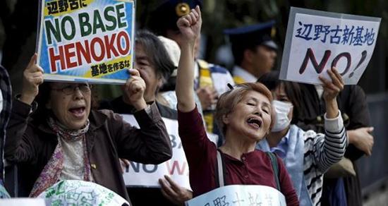 冲绳民众抗议美军基地从普天间搬迁至边野古的计划，要求彻底搬出冲绳