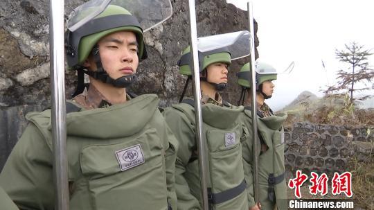 图为程俊辉(左一)生前准备上雷场搜排地雷 云南省军区供图 摄
