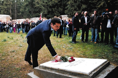 1月26日，希腊雅典，新任总理齐普拉斯在二战期间数百名希腊民众遭纳粹占领军屠杀的纪念地献花。