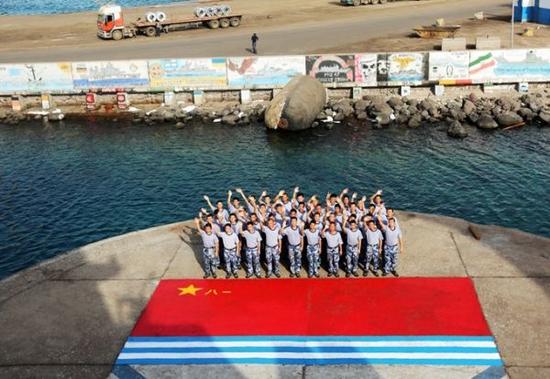 海军第二十三批护航编队吉布提港画下“中国名片”