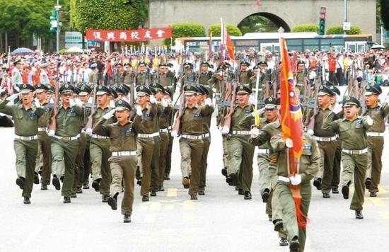 台湾退役老兵踢正步