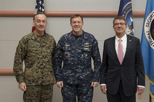 美国防长卡特（右）到访网络司令部
