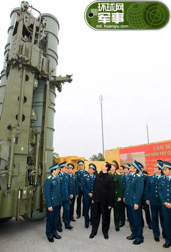 越南领导人视察基础部队,察看S-300防空导弹系统
