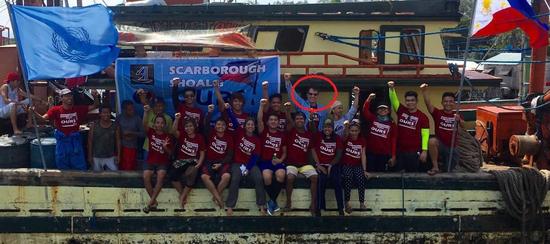 进行登岛行动的菲律宾青年团体合影,其中有一名美国学者