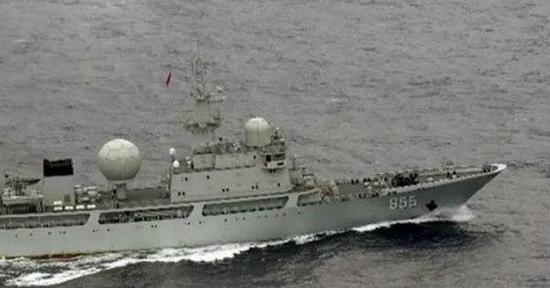 中国军舰似乎是尾随参加日美印联合演习的印度海军舰艇进入日本领海的,日本政府相关人士分析说,“这是在针对接近日美的印度找麻烦”。也有看法认为,美军在中国人工岛周边反复进行巡航,中国此举是在对日美实施报复。