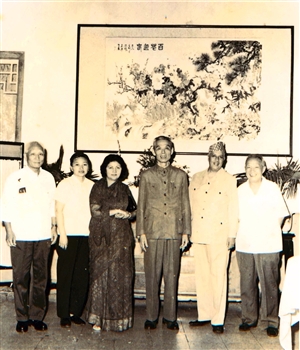 1977年寇庆延同志（右三）在广州接见尼泊尔贵宾
