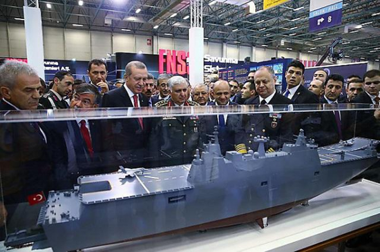 土耳其总统埃尔多安查看TCG两栖攻击舰模型