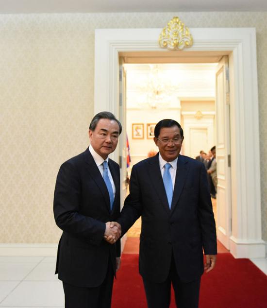 4月22日,柬埔寨首相洪森在首相府会见外交部长王毅。新华社记者薛磊摄