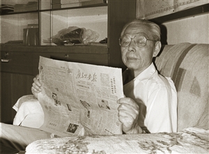 1986年5月寇庆延同志在家中阅读《广东公安报》