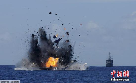 当地时间2015年5月20日，印尼北苏拉威西省，印尼海军炸沉在印尼海域非法捕鱼的外国渔船。来自越南、泰国、菲律宾的共19艘外国非法捕鱼船被印尼政府炸毁。
