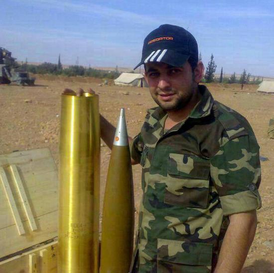 近日,一叙利亚军人在推特上发布两张他在打击IS极端武装前线的照片,照片中这名军人展示该部队新装备的炮弹。这种炮弹是中国北方工业公司制造的BEE4 BB/RA HE型130mm炮弹。