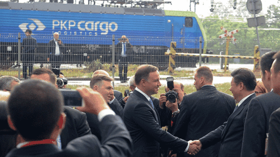 中欧快列驶入站台，习近平与波兰总统杜达握手互相祝贺