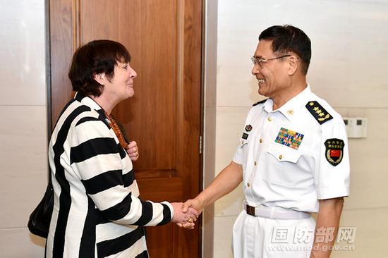 原文配图:6月28日上午,中央军委联合参谋部副参谋长孙建国海军上将在中央军委国际军事合作办公室会见来访的新西兰国防秘书长海琳·奎尔特。