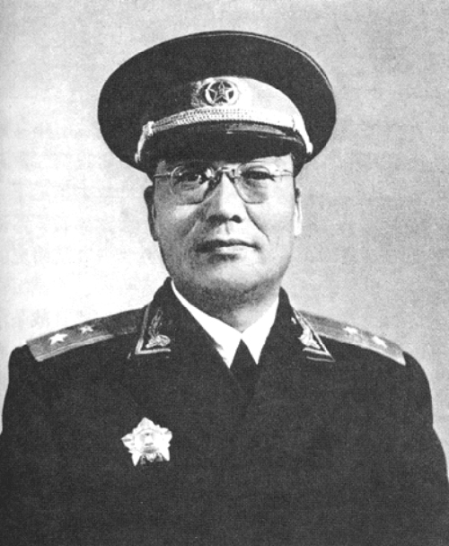 1955年9月27日，中国人民解放军授衔典礼仪式在北京中南海怀仁堂举行。叶剑英被授予中华人民共和国元帅军衔，韩练成被授予中将军衔。