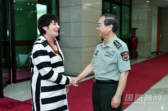 原文配图:6月28日下午,中央军委联合参谋部参谋长房峰辉上将在八一大楼与来访的新西兰国防秘书长海琳·奎尔特举行会谈。