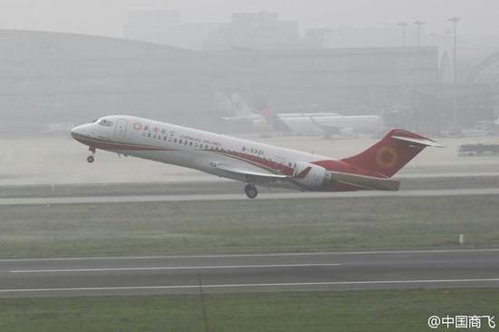 ARJ21成功完成商业首航