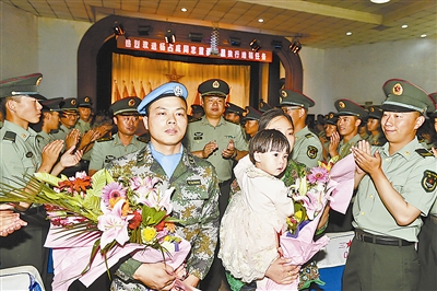 资料图:欢送杨占成重返任务区仪式现场