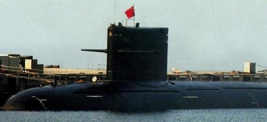 中国海军稍早的攻击核潜艇在这里处理就比较粗糙