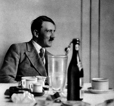 希特勒一般只喝啤酒，很少喝烈性酒