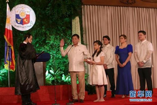 6月30日12时,杜特尔特在菲律宾首都马尼拉的马拉卡南宫正式就任菲律宾总统