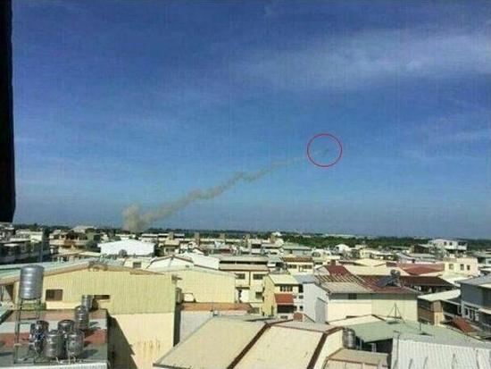 图片：台湾网友在左营军港拍摄的雄三导弹被发射上天的图片。