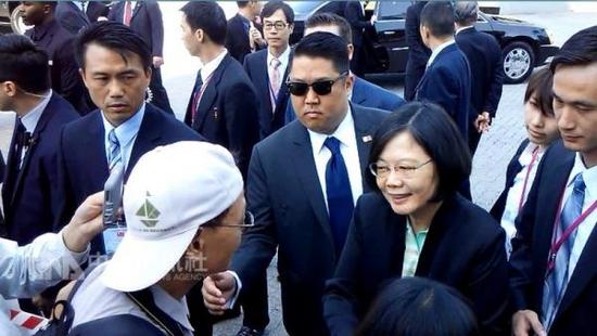 7��1�գ���Ӣ���뿪��ɼ��ǰ��֧���߼���