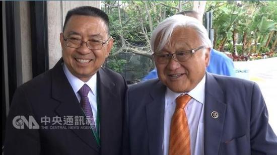 日裔美籍众议员本田实(右)当地时间1日上午至蔡英文所住饭店参加早餐会。图左为北美台湾商会联合总会会长田诒鸿