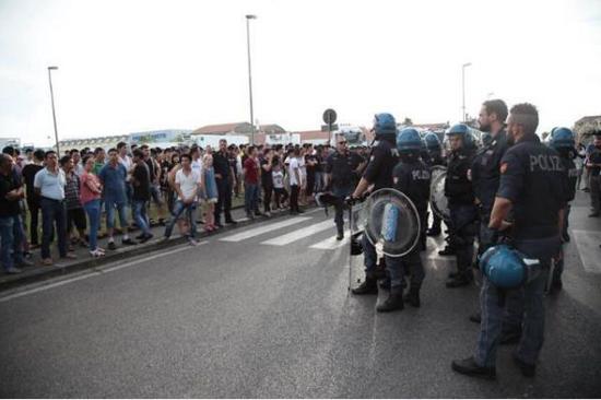 6月29日在佛罗伦萨附近，意大利警方与当地华人发生对峙。（美国shanhaiist.com网站）