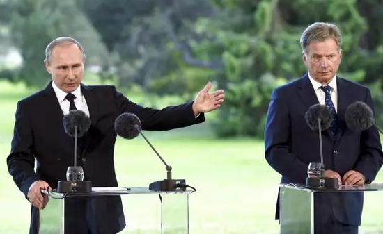 7月1日，在芬兰楠塔利，俄罗斯总统普京（左）与芬兰总统尼尼斯特出席新闻发布会