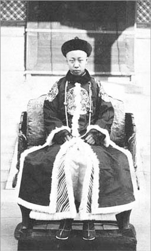 最后,第一个在紫禁城内剪掉辫子的恰恰是溥仪。1920年的一天,因为他的“洋帝师”庄士敦告诉他,西方人嘲笑中国人的辫子是“猪尾巴”,溥仪“立刻毫不犹豫地把它剪了,跟谁也没商量”。