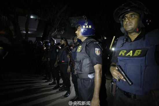 恐怖袭击发生后，达卡的警察在街头执勤