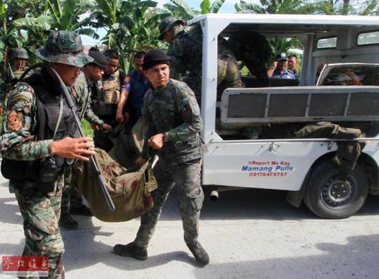 菲律宾警方与反政府武装在南部交火。图为警察运送同事的遗体