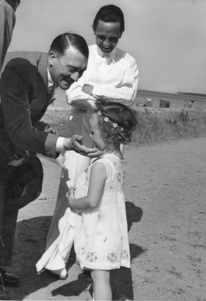 图为1932年希特勒与戈培尔的女儿在一起