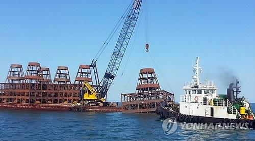 资料图:韩方人员在设置人工鱼礁