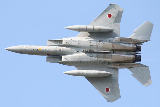 日本军机屡屡在中国东海防空识别区制造危险行为，这是识别查证的日本F-15战斗机