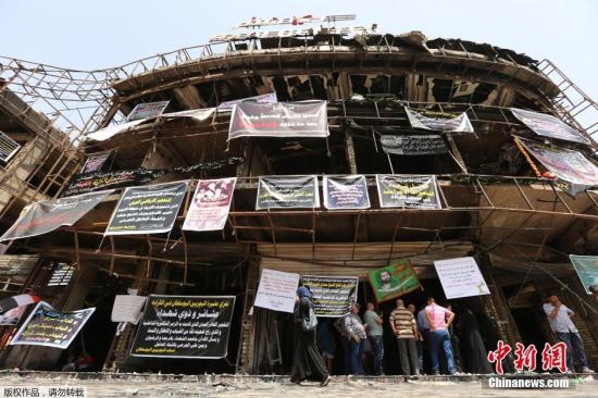 资料图：当地时间2016年7月5日，伊拉克巴格达，民众在爆炸现场点燃蜡烛纪念遇难者。伊拉克首都巴格达3日发生自杀式汽车炸弹袭击事件，死亡人数超过200人