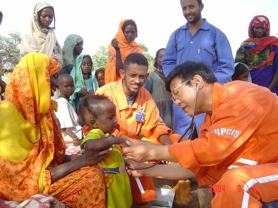 中国援非医疗队给民众候诊