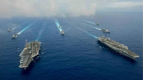 美军双航母编队在菲律宾海展开军演