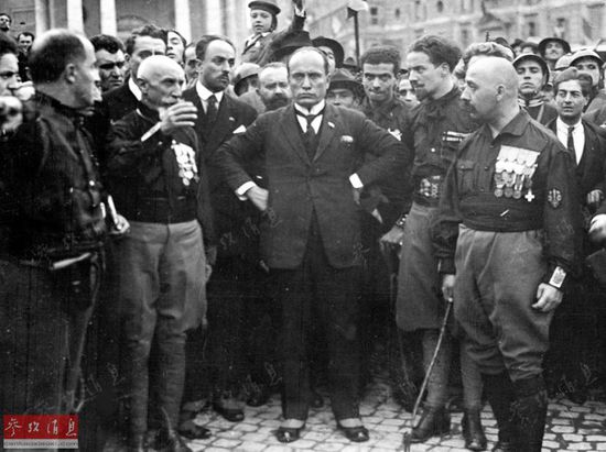 资料图:1922年10月28日,在完成向罗马进军之后,意大利法西斯党的领袖墨索里尼正和他的党徒们站在罗马市内