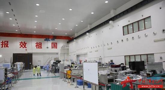 资料图：5月25日，在中国科学院上海微小卫星工程中心拍摄的量子卫星总装厂房