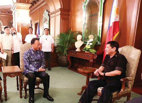 图为菲总统杜特尔特会见中国驻菲大使赵鉴华。