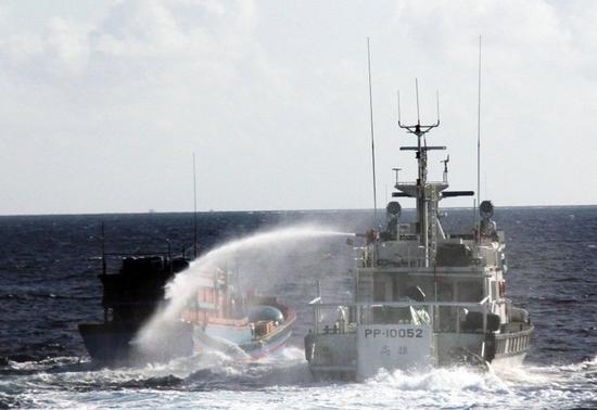 台当局将100吨级的大型巡防艇从太平岛撤回高雄