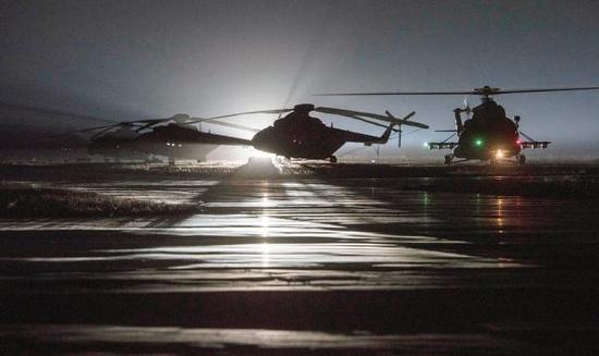 资料图:该旅之前训练直升机夜间悬停的画面