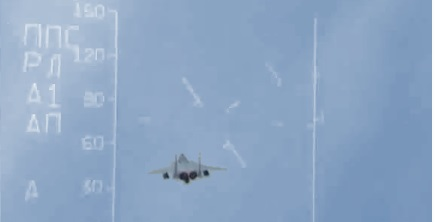 图3 被苏-27UB咬住的F-15D。