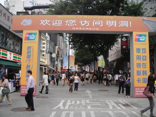 韩国旅游发展局消息称,2014年所有来韩旅游的外国游客中,中国人占了43.2%