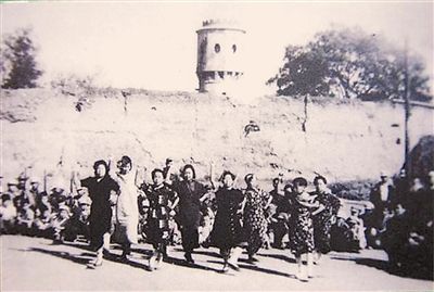 女大学员们排练民族大团结舞
