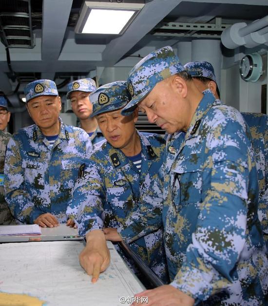 海军在南海举行实兵对抗演习吴胜利现场指导